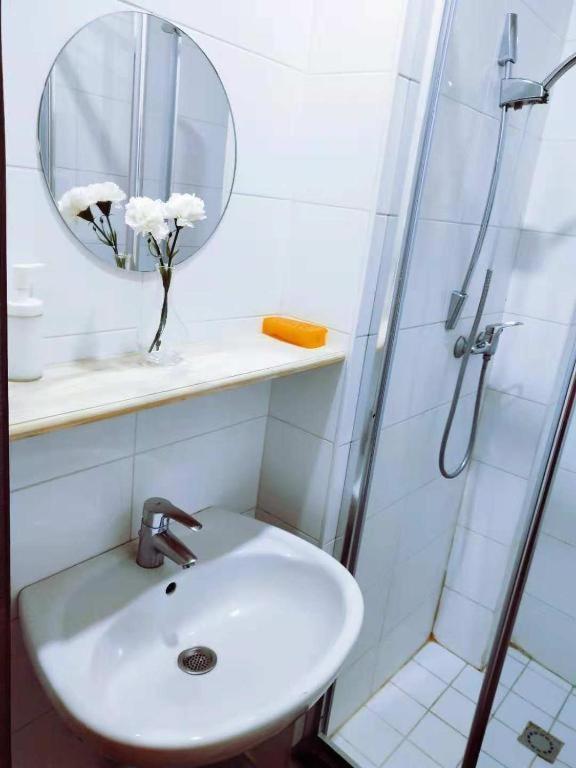 Cozy Rooms With Share The Bathroom And Kitchen Brüksel Dış mekan fotoğraf
